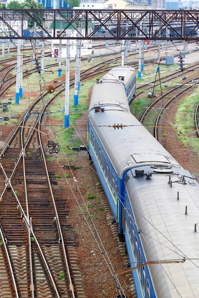 Multichannel Vasúti Hálózat Vonatok Tavasszal Kék Kocsik Egy Induló Vonat — Stock Fotó