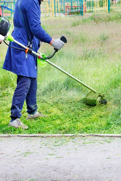 Operaio Una Tuta Blu Falcia Erba Con Trimmer Industriale Benzina — Foto Stock