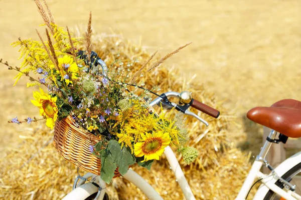 Piękny Bukiet Dzikich Kwiatów Wiklinowym Koszu Kierownicy Kobiecego Roweru Wiejska — Zdjęcie stockowe