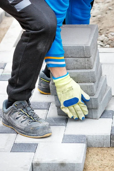 Χέρια Ενός Εργαζομένου Προστατευτικά Γάντια Μεταφέρουν Μια Στοίβα Πλάκες Οδοστρώματος — Φωτογραφία Αρχείου
