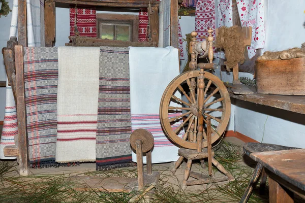 Een Oude Houten Oekraïense Spinmachine Tegen Achtergrond Van Interieurdecoratie Van — Stockfoto