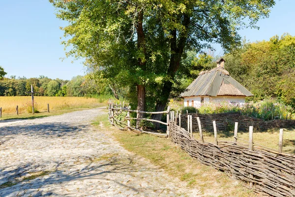 Fragment Starobylé Ukrajinské Venkovské Ulice Proutěným Dřevěným Plotem Venkovské Chatrče — Stock fotografie