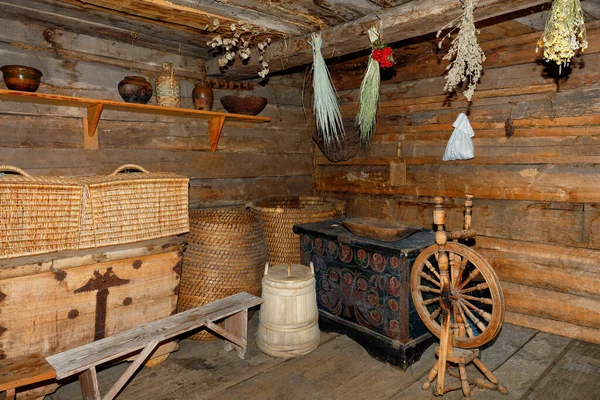 Het Interieur Van Een Bijkeuken Een Oude Landelijke Hut Met — Stockfoto