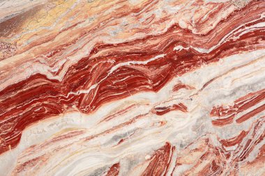 Kırmızı ve beyaz mermerin karmaşık desenleri doğal jeolojinin güzelliğini gözler önüne seriyor. Bu taş kıvrımlı çizgiler sergiliyor, zaman içinde oluşmuş eşsiz doku ve renkleri sergiliyor.