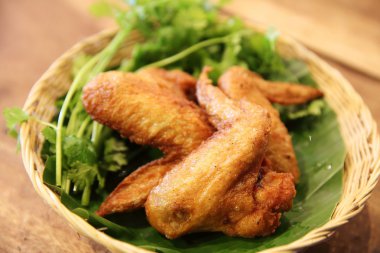 Ahşap arka planda kızarmış tavuk.