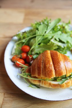 yumurta ve pastırma tahta arka plan ile kruvasan