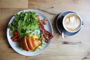 yumurta ve pastırma tahta arka plan ile kruvasan