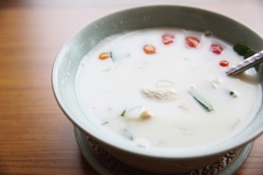 Geleneksel Tay çorba Tom Kha Gai - Hindistan cevizi sütü ile tavuk