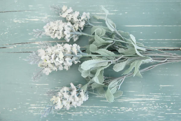 Flores sobre fondo de madera vintage —  Fotos de Stock