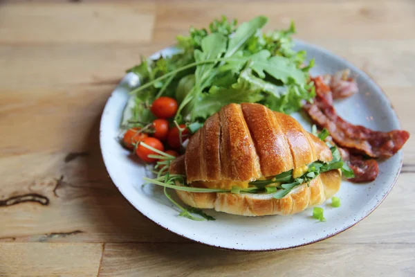 yumurta ve pastırma tahta arka plan ile kruvasan