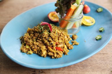 Fried kıyılmış domuz sıcak sarı köri yapıştır ile karıştırın