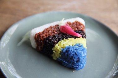 Ahşap arka plan üzerinde renkli Tayland pirinç