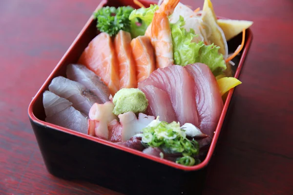 Суши дон, сырой лосось тунец осьминог на рисе — стоковое фото
