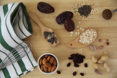 fındık badem ahşap arka plan üzerinde