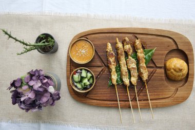Tavuk Satay ahşap üzerine