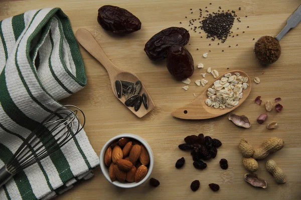 Salz und Nüsse Mandeln auf Holz Hintergrund — Stockfoto