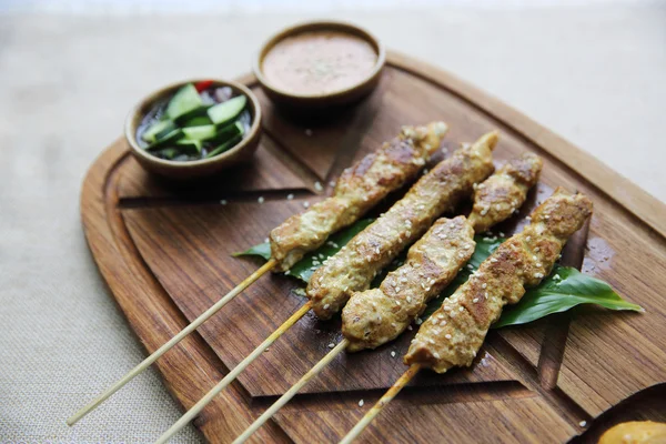 鸡肉沙爹在木头上 — 图库照片