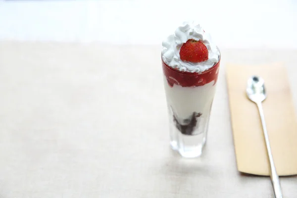 Fragola Parfait yogurt frutta in vetro — Foto Stock