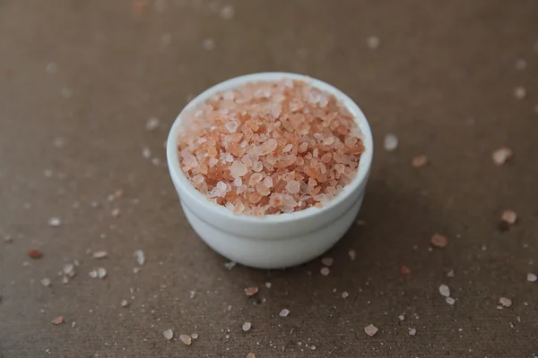 Różowy himalayan soli na drewniane — Zdjęcie stockowe