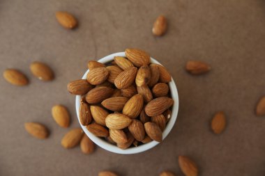 badem ahşap arka plan üzerinde