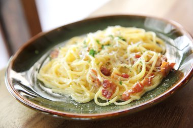 Spagetti carbonara portre üzerinde