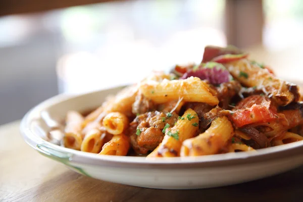 Penne pasta en salsa de tomate con albóndigas —  Fotos de Stock