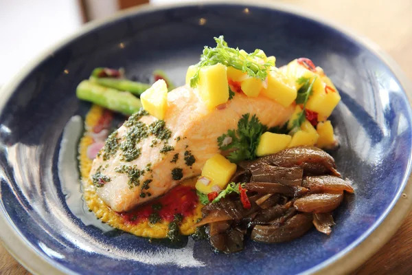 Baked salmon fillet with rosemary, lemon and mango — Stock Photo, Image