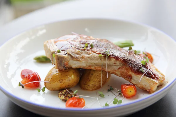 Grilled pork chops with vegetables — Stock Photo, Image