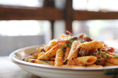 Domates soslu köfte ile Penne makarna