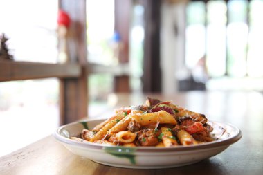 Domates soslu köfte ile Penne makarna