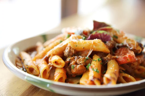 Penne pasta en salsa de tomate con albóndigas —  Fotos de Stock