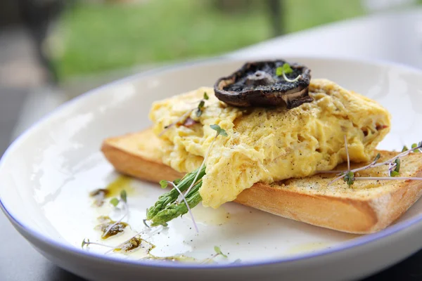 Scrambled eggs with bread asparagus and mushroom — Stock Photo, Image