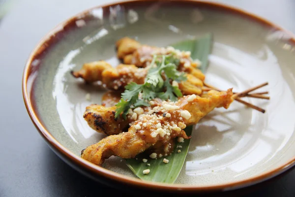 Chicken Satay, Sate Ayam und Lontong mit Erdnusssoße — Stockfoto