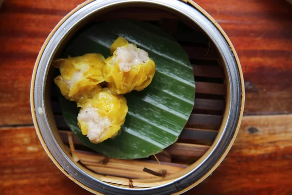 Kinesisk ångad fläsk dumplings dim sum — Stockfoto