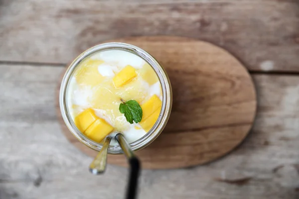 Jus de mangue frappe en gros plan — Photo