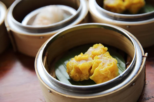 Kinesisk ångad fläsk dumplings dim sum — Stockfoto