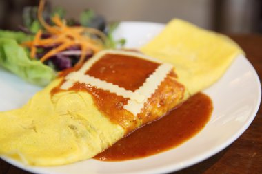 Bir omlet kaydırma aromalı Fried Rice