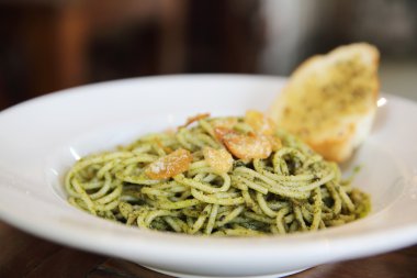 Pesto soslu spagetti. 