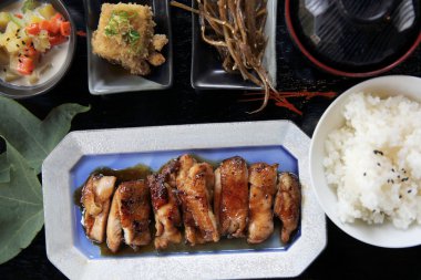 tavuk teriyaki kümesinde yakın çekim