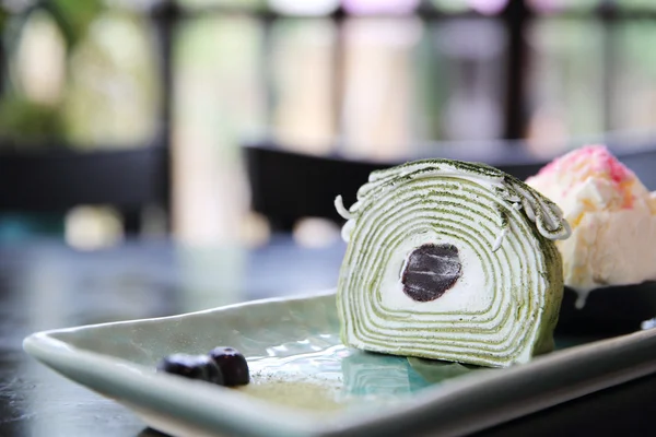 Grüner Tee Rollkuchen mit Eis — Stockfoto