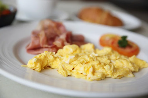 美式早餐熏肉，煎的鸡蛋和面包 — 图库照片