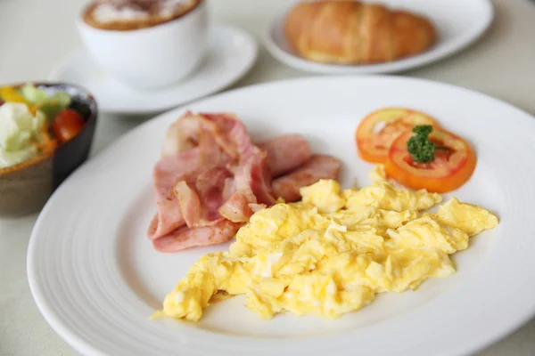 Amerikanisches Frühstück mit Speck, Spiegelei und Brot — Stockfoto