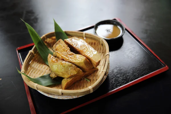 Berinjela grelhada com miso mergulho comida japonesa — Fotografia de Stock