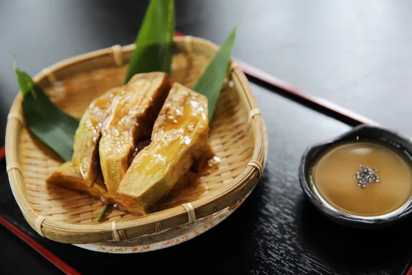 된 장 찍어 일본 요리와 구운된 가지 — 스톡 사진