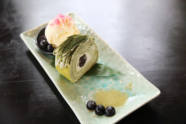 Torta de rollo de té verde con helado — Foto de Stock