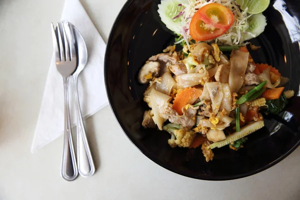Thailändisches Essen gebratene Nudeln mit Ei und Schweinefleisch — Stockfoto