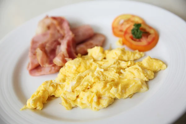 Café da manhã americano com bacon, ovo frito e pão — Fotografia de Stock