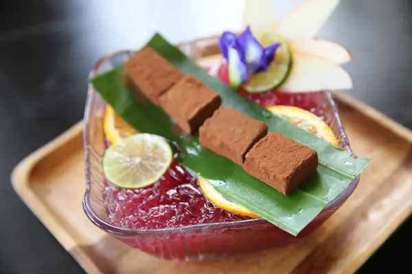 Nama-Schokolade mit gemischtem Fruchtsaft — Stockfoto