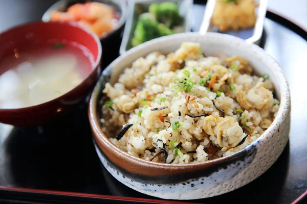 Gebackener Reis mit Jakobsmuscheln japanisches Essen — Stockfoto