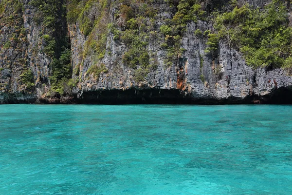 Rocks and sea in krabi thailand — Stock Photo, Image